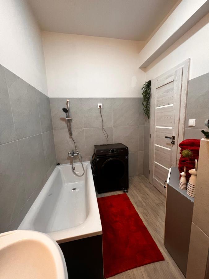 Apartmany V Centre - Vlastna Izba So Spolocnou Kuchynou A Kupelnou Moze Byt Zdielana 2 Inymi Izbami マルティン エクステリア 写真