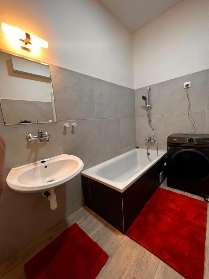 Apartmany V Centre - Vlastna Izba So Spolocnou Kuchynou A Kupelnou Moze Byt Zdielana 2 Inymi Izbami マルティン エクステリア 写真
