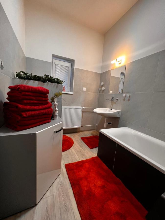 Apartmany V Centre - Vlastna Izba So Spolocnou Kuchynou A Kupelnou Moze Byt Zdielana 2 Inymi Izbami マルティン エクステリア 写真