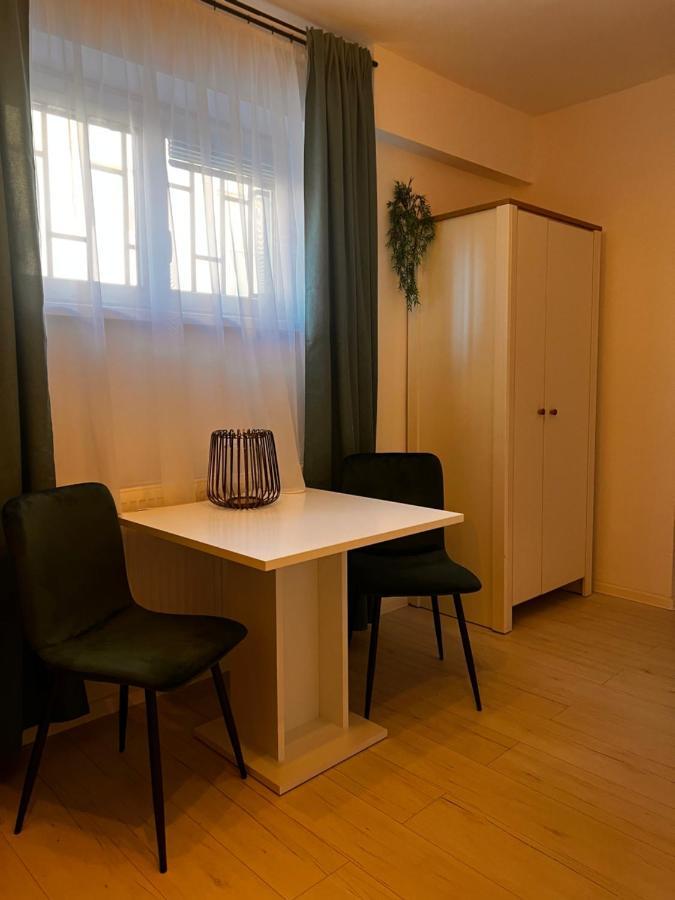 Apartmany V Centre - Vlastna Izba So Spolocnou Kuchynou A Kupelnou Moze Byt Zdielana 2 Inymi Izbami マルティン エクステリア 写真
